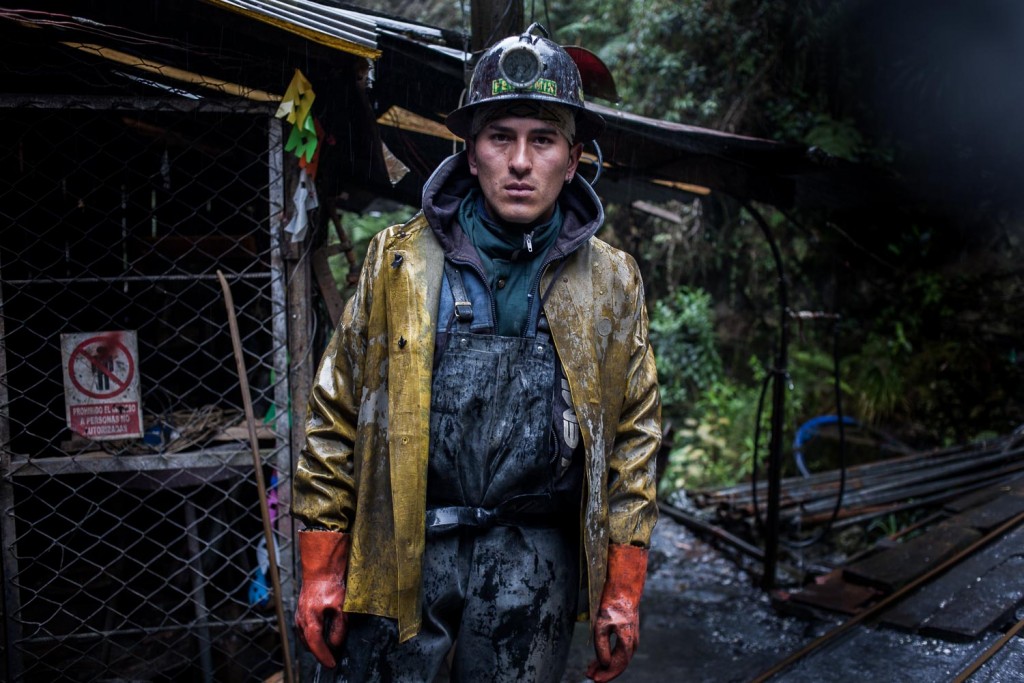 Un travailleur de la mine d’or artisanale de Cotapata, en Bolivie. - A worker from Cotapata’s artisanal gold mine in Bolivia. Valérian Mazataud | Hans Lucas