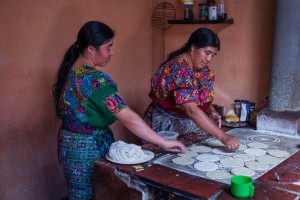 Le Guatemala en trois aliments. Photo Valerian Mazataud I hans Lucas, pour Le Devoir Dans le hameau Cruz de Santiago, des femmes prparent des centaines de tortillas pour une fte familiale.