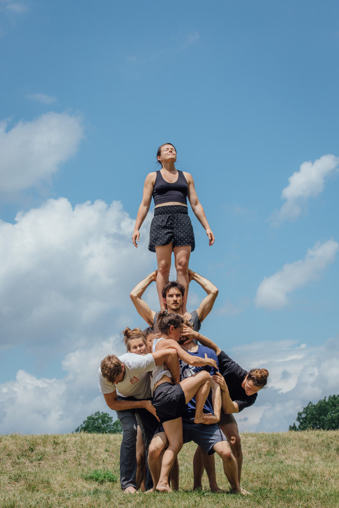 Les membres du Cirque Barcode et de la troupe Acting for Climate Montreal, en repetition de leur spectacle Branche, qui aura lieu dans le cadre de Montreal Completement Cirque, dans les espaces verts qui jouxtent la Tohu et le Cirque du Soleil. Photo : Valerian Mazataud Le Devoir