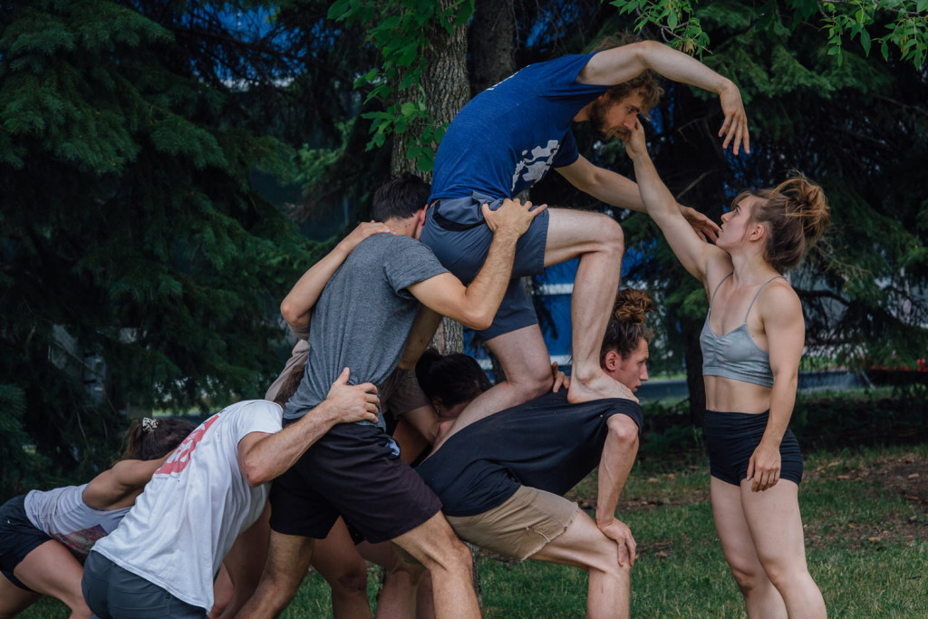 Les membres du Cirque Barcode et de la troupe Acting for Climate Montreal, en repetition de leur spectacle Branche, qui aura lieu dans le cadre de Montreal Completement Cirque, dans les espaces verts qui jouxtent la Tohu et le Cirque du Soleil. Photo : Valerian Mazataud Le Devoir