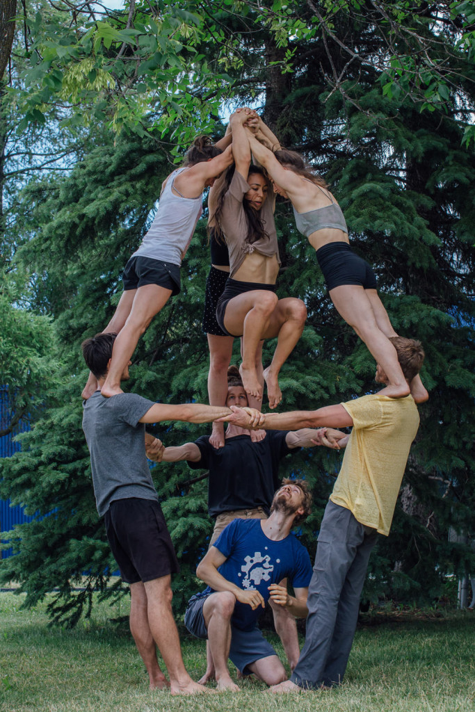 Les membres du Cirque Barcode et de la troupe Acting for Climate Montreal, en repetition de leur spectacle Branche, qui aura lieu dans le cadre de Montreal Completement Cirque, dans les espaces verts qui jouxtent la Tohu et le Cirque du Soleil. Photo : Valerian Mazataud Le Devoir