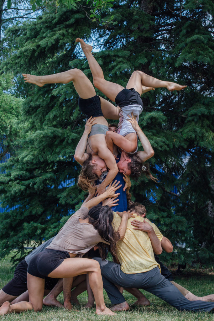 Les membres du Cirque Barcode et de la troupe Acting for Climate Montreal, en repetition de leur spectacle Branche, qui aura lieu dans le cadre de Montreal Completement Cirque, dans les espaces verts qui jouxtent la Tohu et le Cirque du Soleil. Photo : Valerian Mazataud Le Devoir