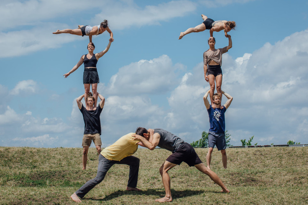 Les membres du Cirque Barcode et de la troupe Acting for Climate Montreal, en repetition de leur spectacle Branche, qui aura lieu dans le cadre de Montreal Completement Cirque, dans les espaces verts qui jouxtent la Tohu et le Cirque du Soleil. Photo : Valerian Mazataud Le Devoir