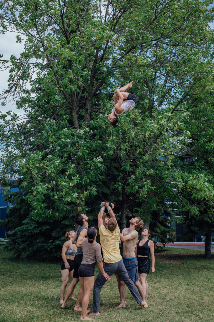 Les membres du Cirque Barcode et de la troupe Acting for Climate Montreal, en repetition de leur spectacle Branche, qui aura lieu dans le cadre de Montreal Completement Cirque, dans les espaces verts qui jouxtent la Tohu et le Cirque du Soleil. Photo : Valerian Mazataud Le Devoir