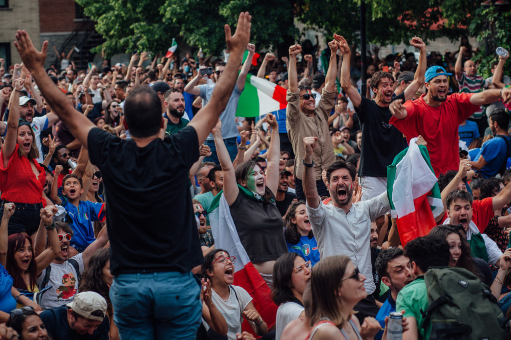 Victoire de l Italie a l Euro 2021, ici dans la Petite Italie a Montreal. Photo : Valerian Mazataud Le Devoir