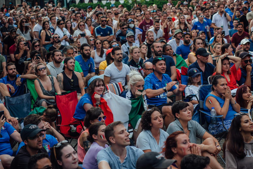 Victoire de l Italie a l Euro 2021, ici dans la Petite Italie a Montreal. Photo : Valerian Mazataud Le Devoir