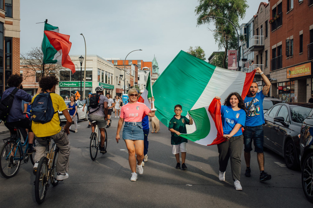 Victoire de l Italie a l Euro 2021, ici dans la Petite Italie a Montreal. Photo : Valerian Mazataud Le Devoir