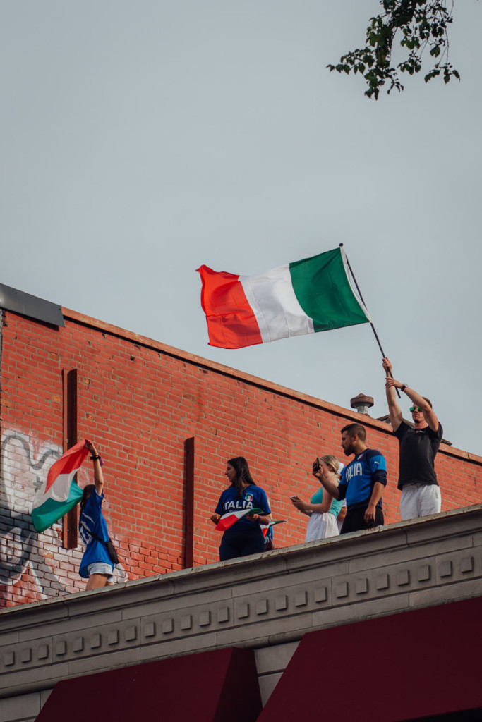 Victoire de l Italie a l Euro 2021, ici dans la Petite Italie a Montreal. Photo : Valerian Mazataud Le Devoir