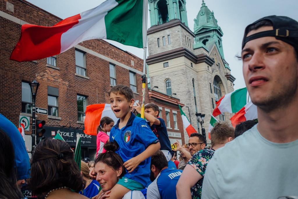 Victoire de l Italie a l Euro 2021, ici dans la Petite Italie a Montreal. Photo : Valerian Mazataud Le Devoir